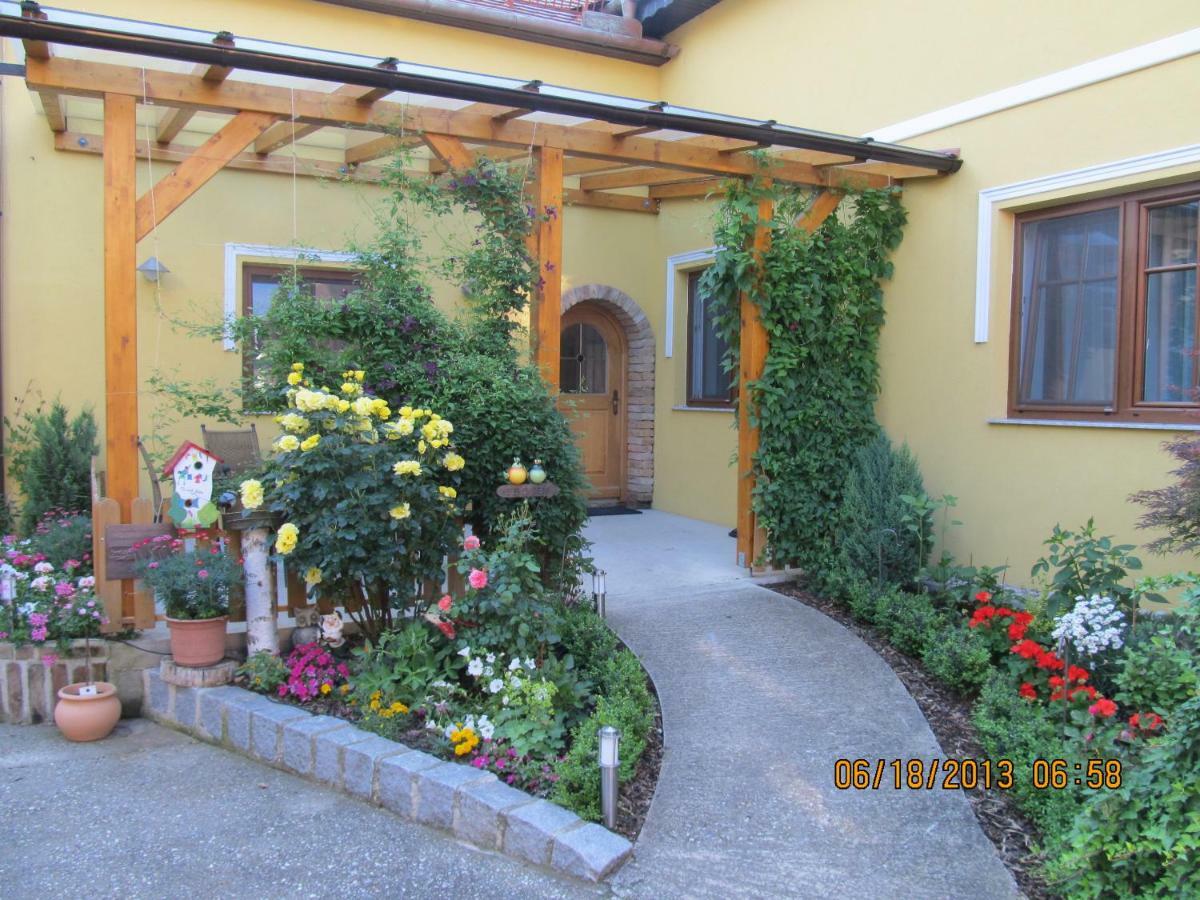 Apartament Haus Resi Staatz Zewnętrze zdjęcie