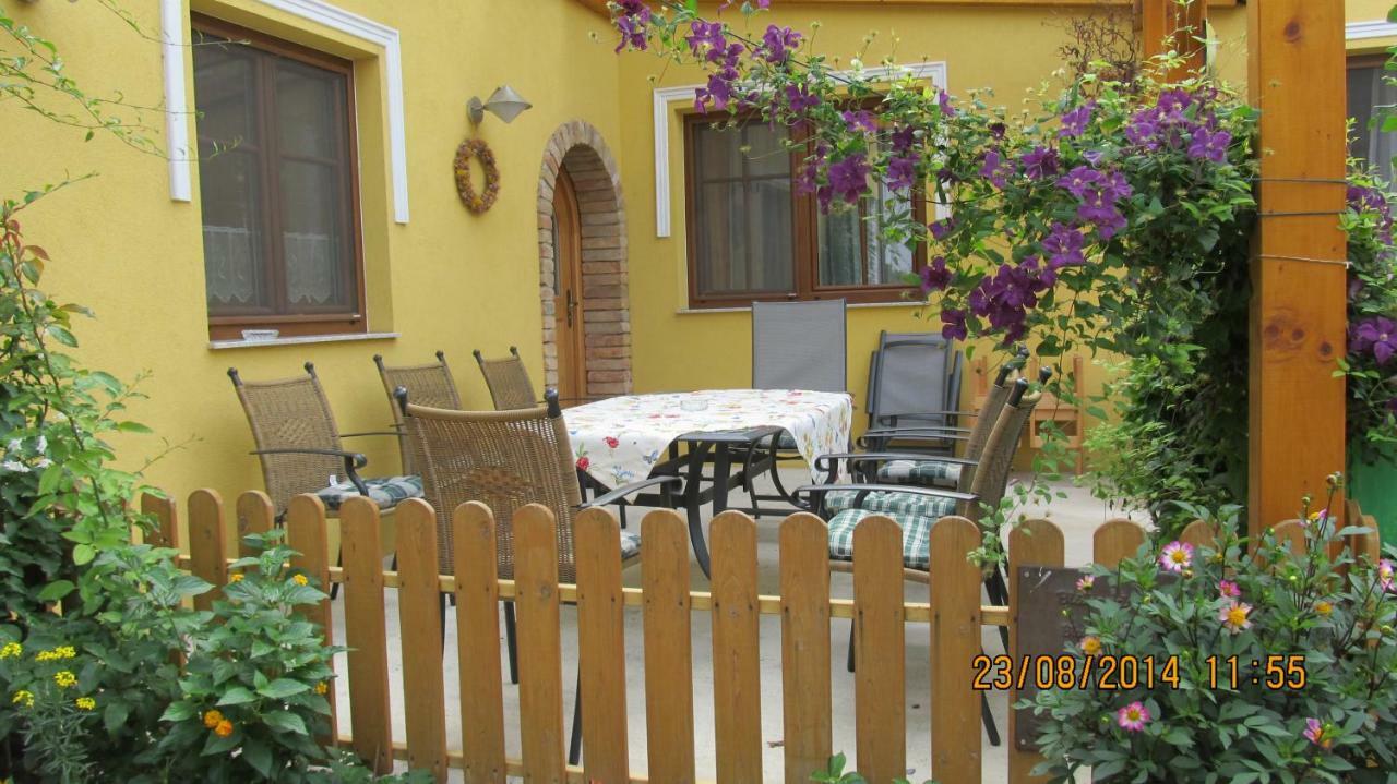 Apartament Haus Resi Staatz Zewnętrze zdjęcie